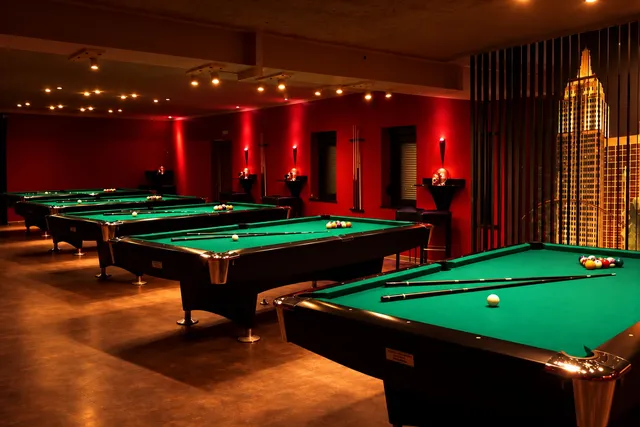 Billardlounge im Obergeschoss mit mehreren 9-Fuß-Tischen