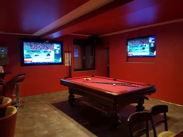 Billardtisch mit TV-Wand