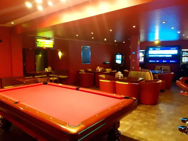 Billardtisch und Lounge