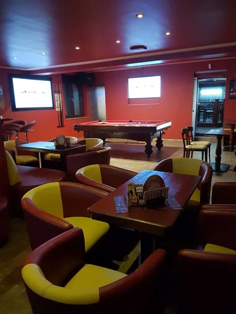 Lounge mit TVs und Billardtisch