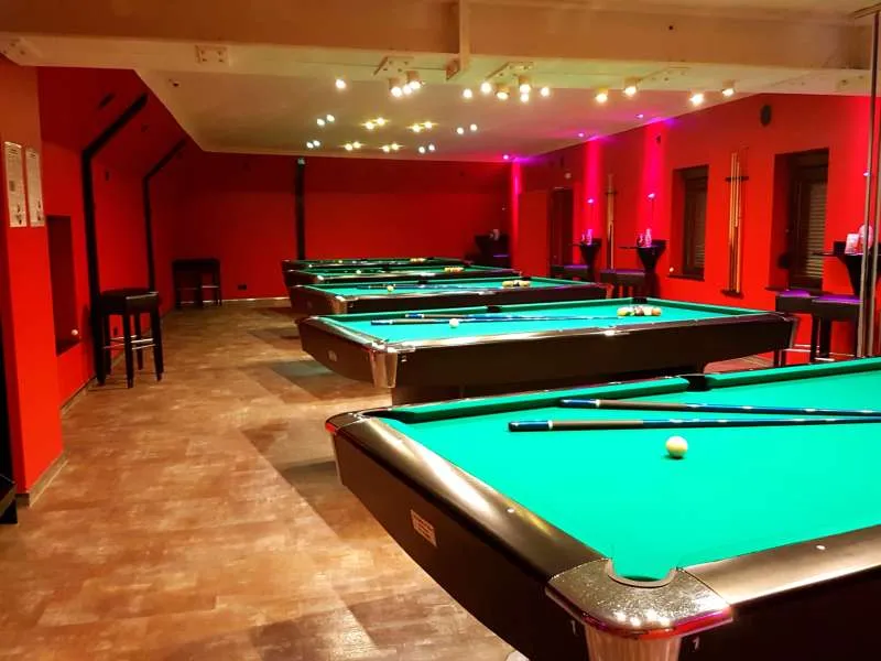 Billardsaal mit mehreren Tischen