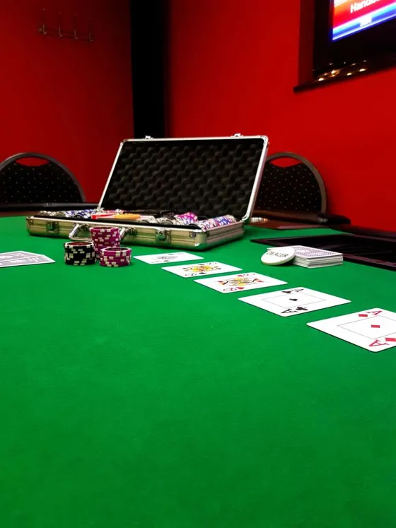 Pokerkoffer und Karten in der Pokerlounge