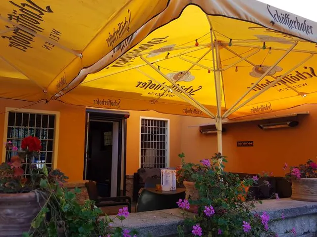 Terrasse mit Sonnenschirmen