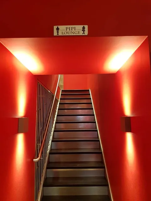 Beleuchtete Treppe zur Billardetage