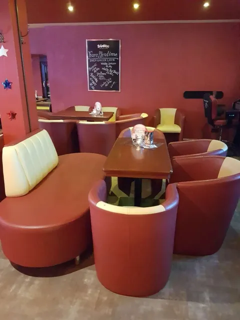 Sitzecke mit Sofa und Sesseln