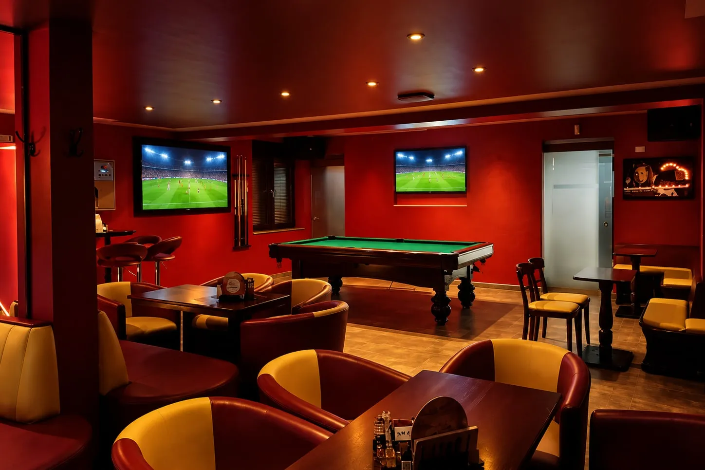 Sportsbar mit TVs, Lounge-Sesseln und Billardtisch